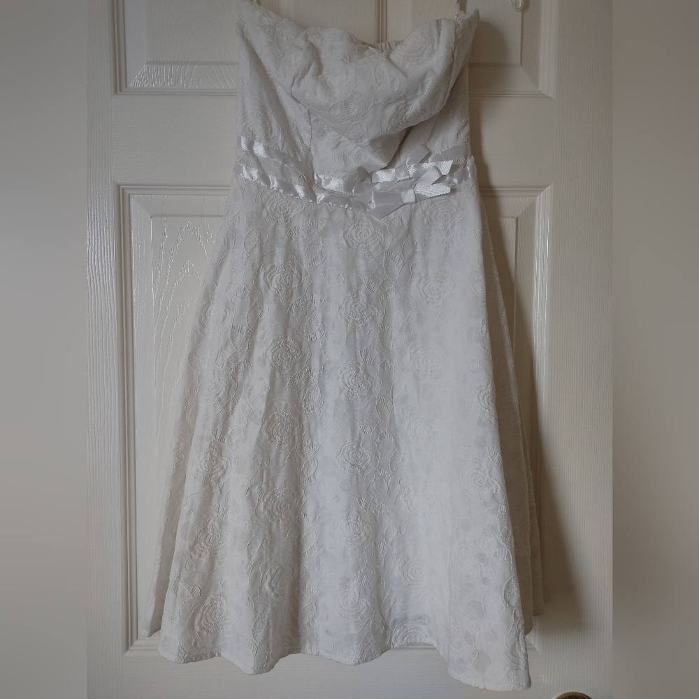 White alter XOXO size 5 dress